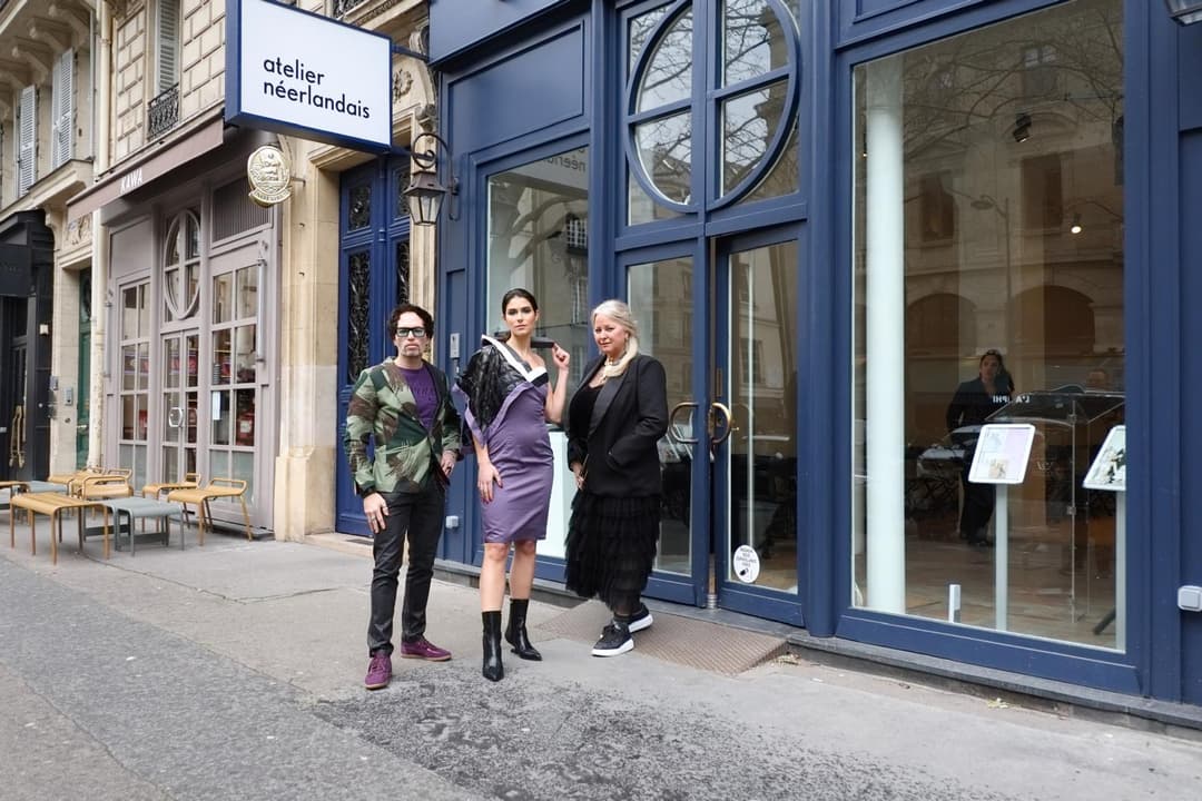 Bronzen Muzen stappen van sokkel tijdens Paris Fashion Week