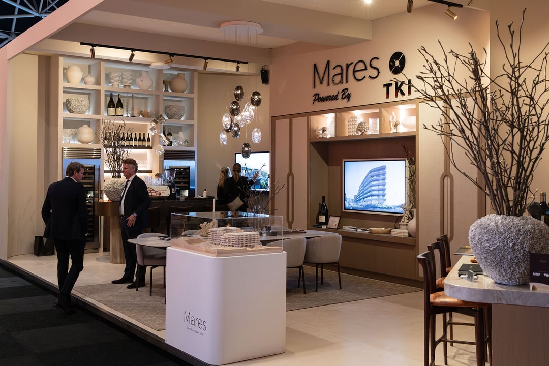 Een stand op MASTERS EXPO met wanden, vaste kasten en verlichting die na de beurs bewaard blijven
