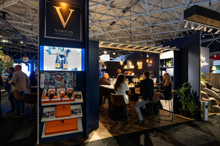 Champagne, exclusieve wijnen & kaviaar flight op de stand van VINVIN Wines